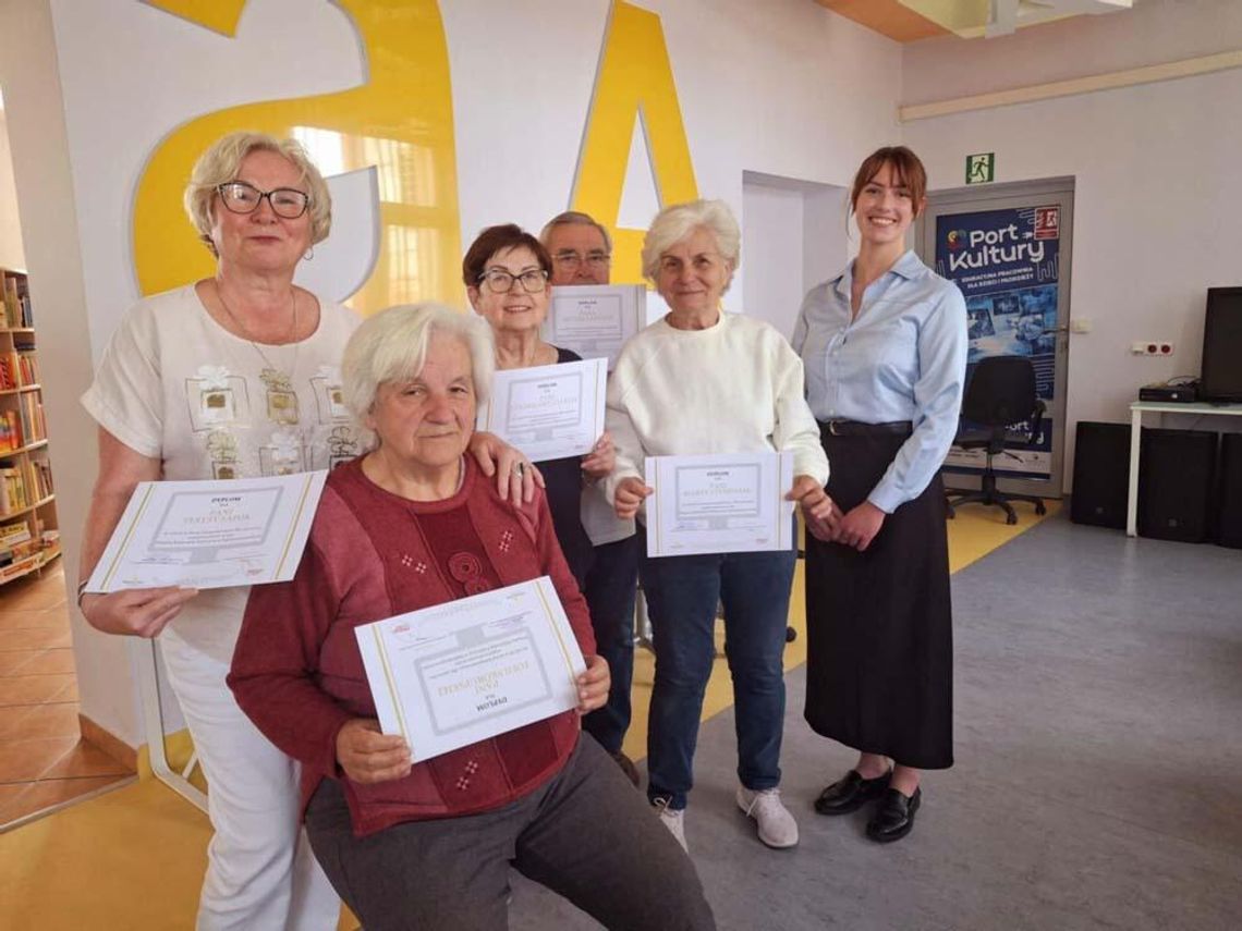 Seniorzy z Kędzierzyna-Koźla zakończyli kurs komputerowy. Teraz wiedzą, jak bezpiecznie poruszać się w sieci