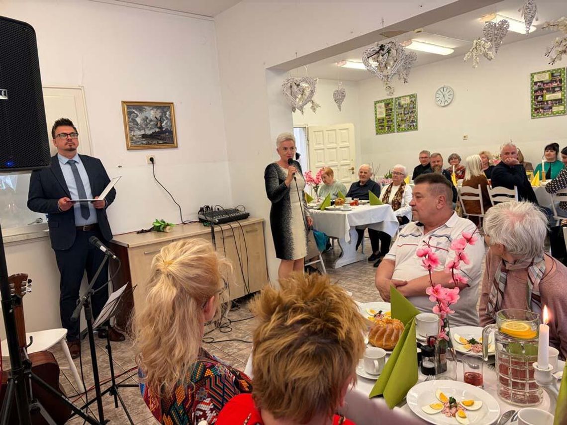 Seniorzy z "Magnolii" ciągle w wielkanocnych nastrojach. Zaprosili gości na "jajeczko"