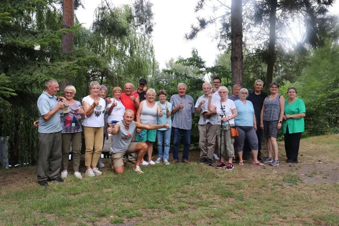 Seniorzy z „Magnolii” spędzili noc pod namiotami. Leśna przygoda w Raszowej