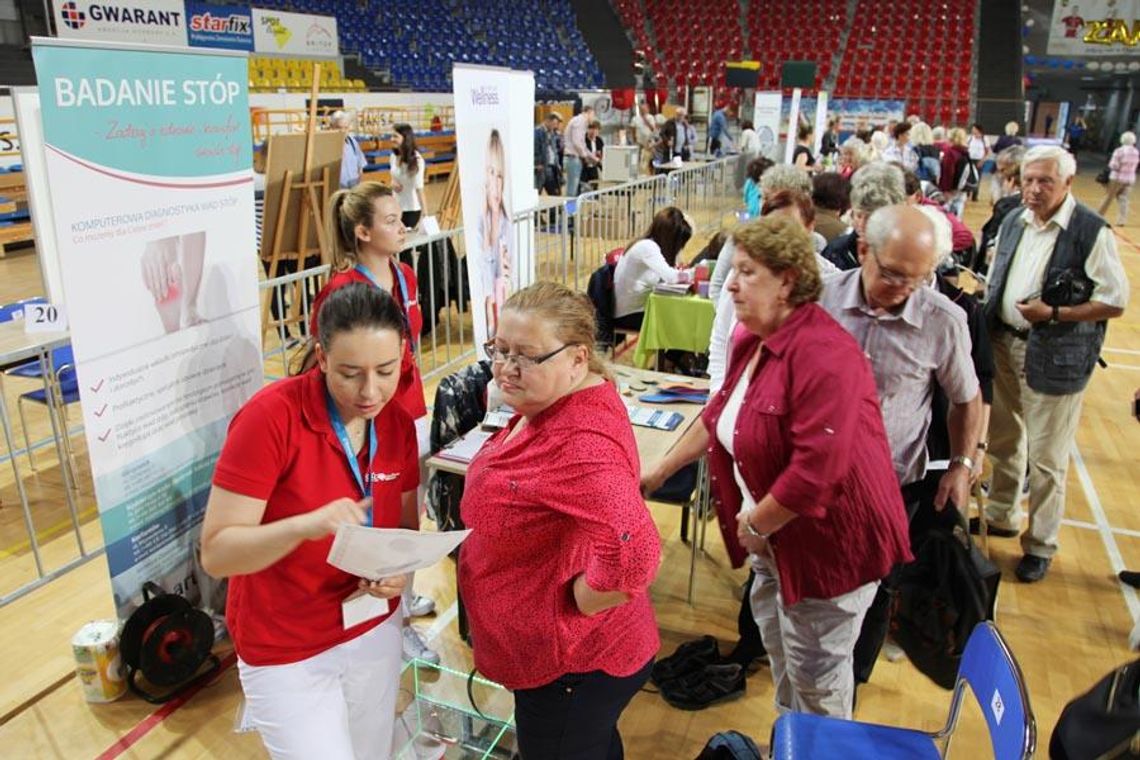 Seniorzy z Polski i Czech razem dbają o zdrowie. Festiwal w Hali Azoty. WIDEO