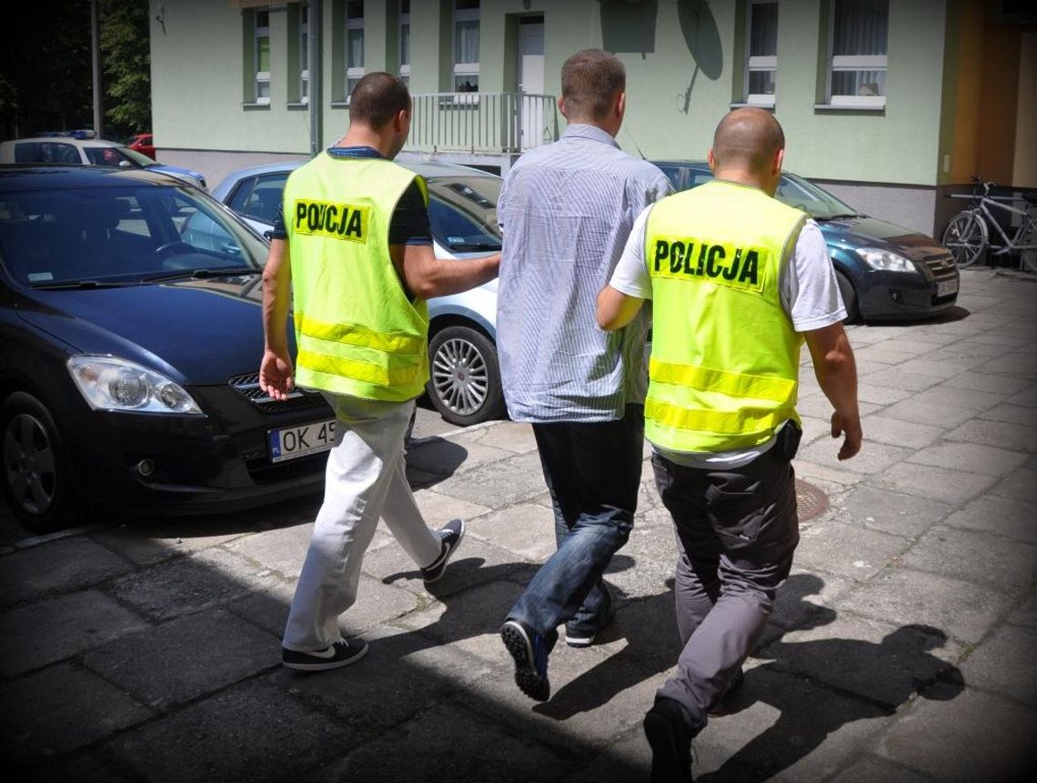 Seryjny włamywacz w rękach policji. Na koncie ma kilka kradzieży i rozbój z użyciem noża