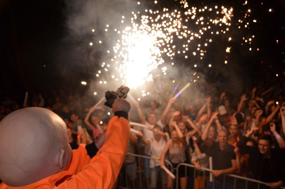 Setki imprezowiczów żegnały wakacje. IV Zamek Party w Sławięcicach. FOTOREPORTAŻ