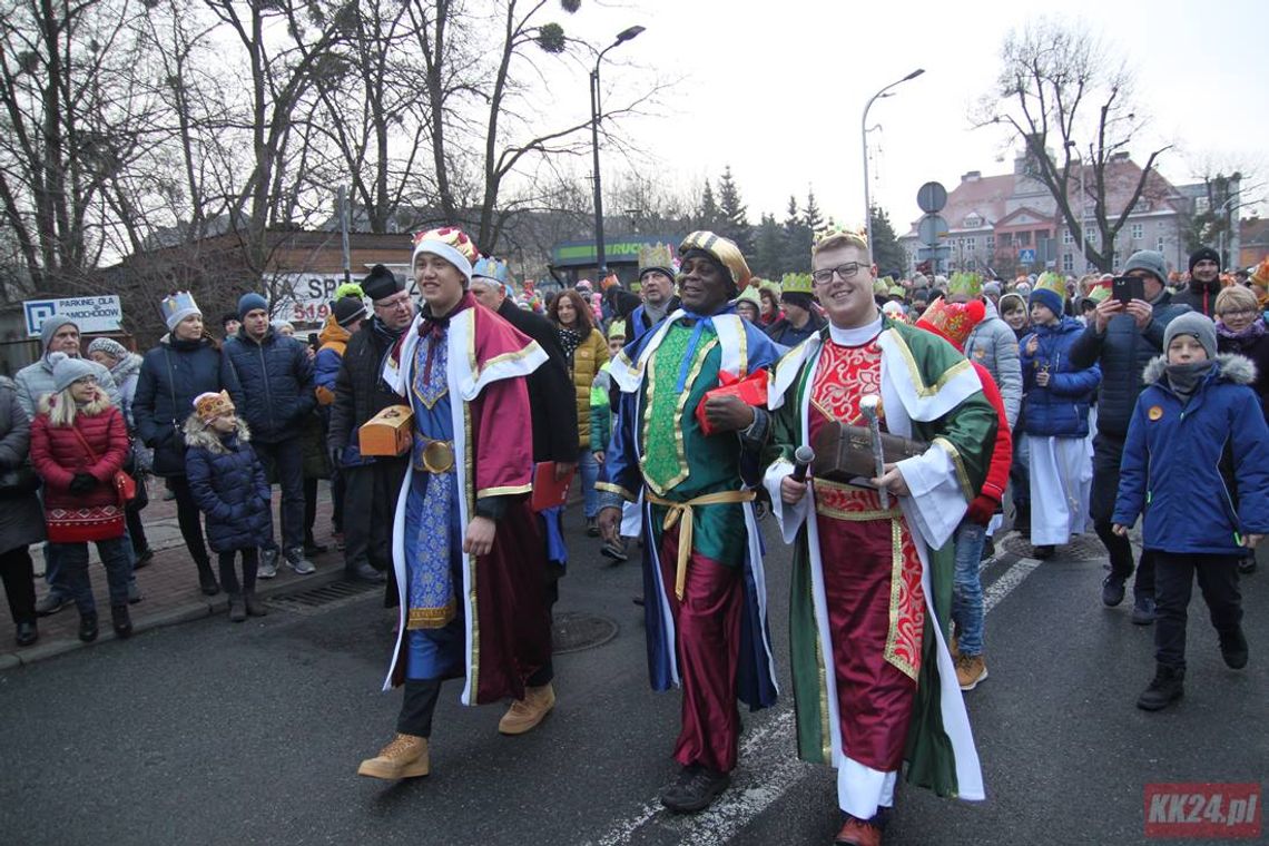 Setki mieszkańców miasta poszły za Trzema Królami. Oddali pokłon małemu Jezusowi. ZDJĘCIA