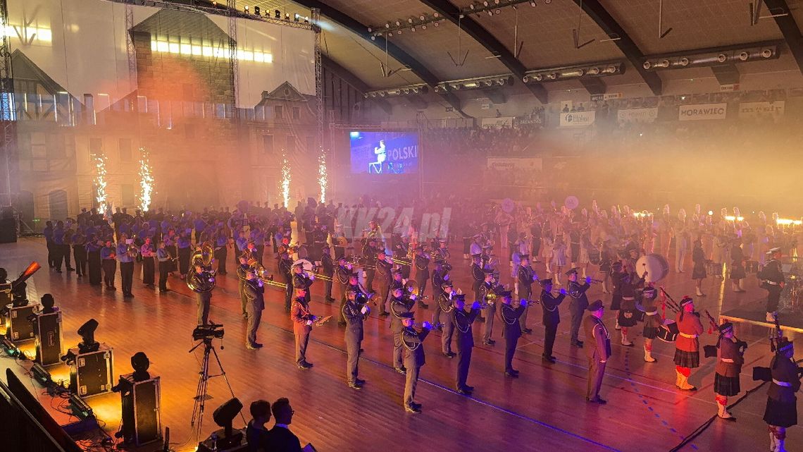 Setki muzyków na jednej scenie. Potęga orkiestr dętych zabrzmiała w Kędzierzynie-Koźlu. FOTOREPORTAŻ