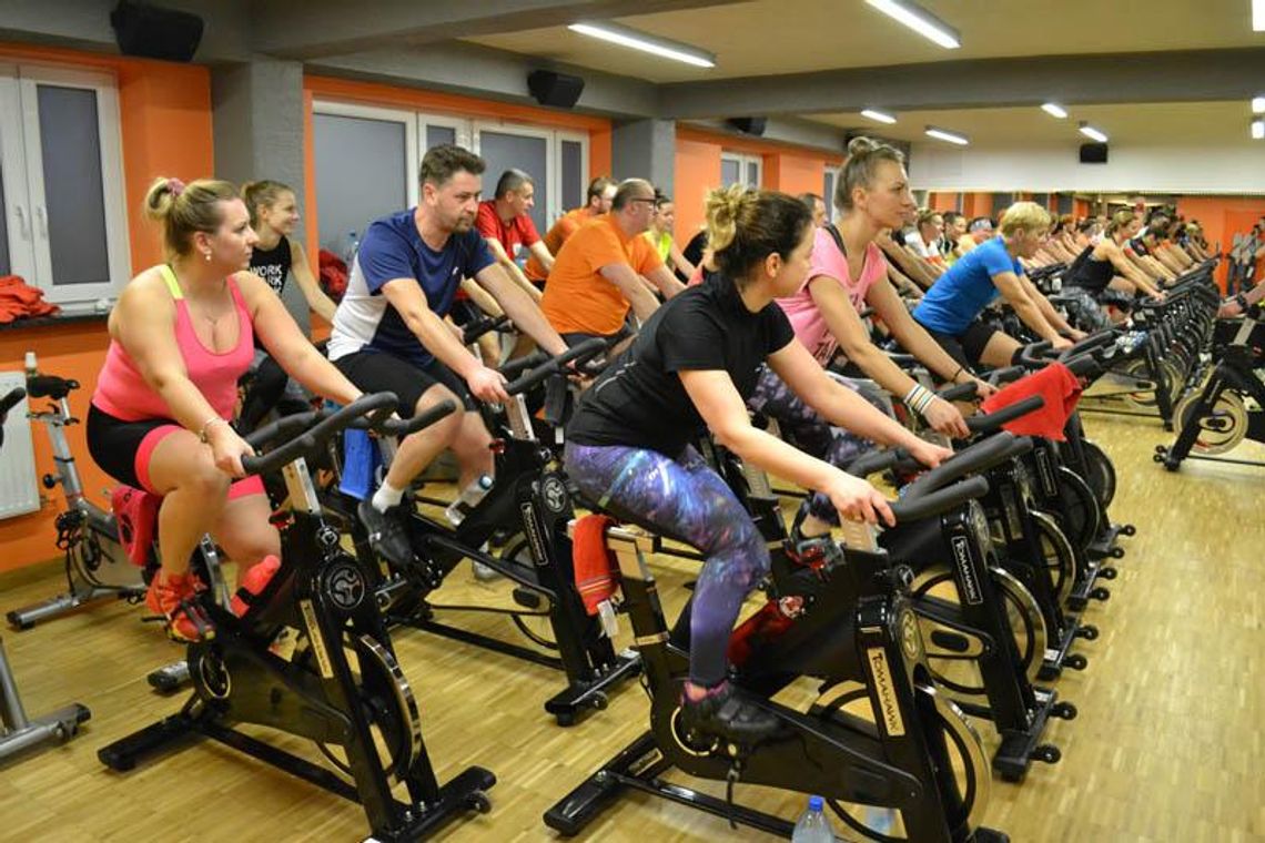 Setki wykręconych kilometrów i zgubione kilogramy. Maraton Indoor Cycling w Wellfit. ZDJĘCIA