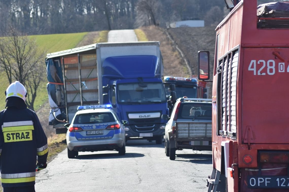 Silny wiatr przewrócił ciężarówkę. Droga była całkowicie zablokowana