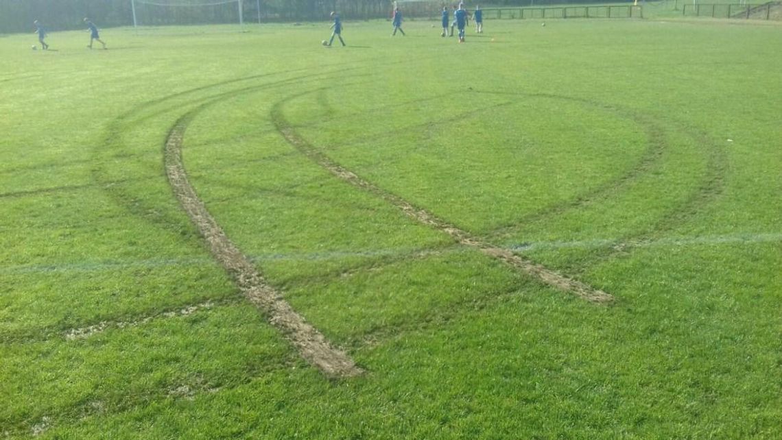 Skandal w Blachowni. Ktoś wjechał samochodem na płytę boiska i zniszczył murawę