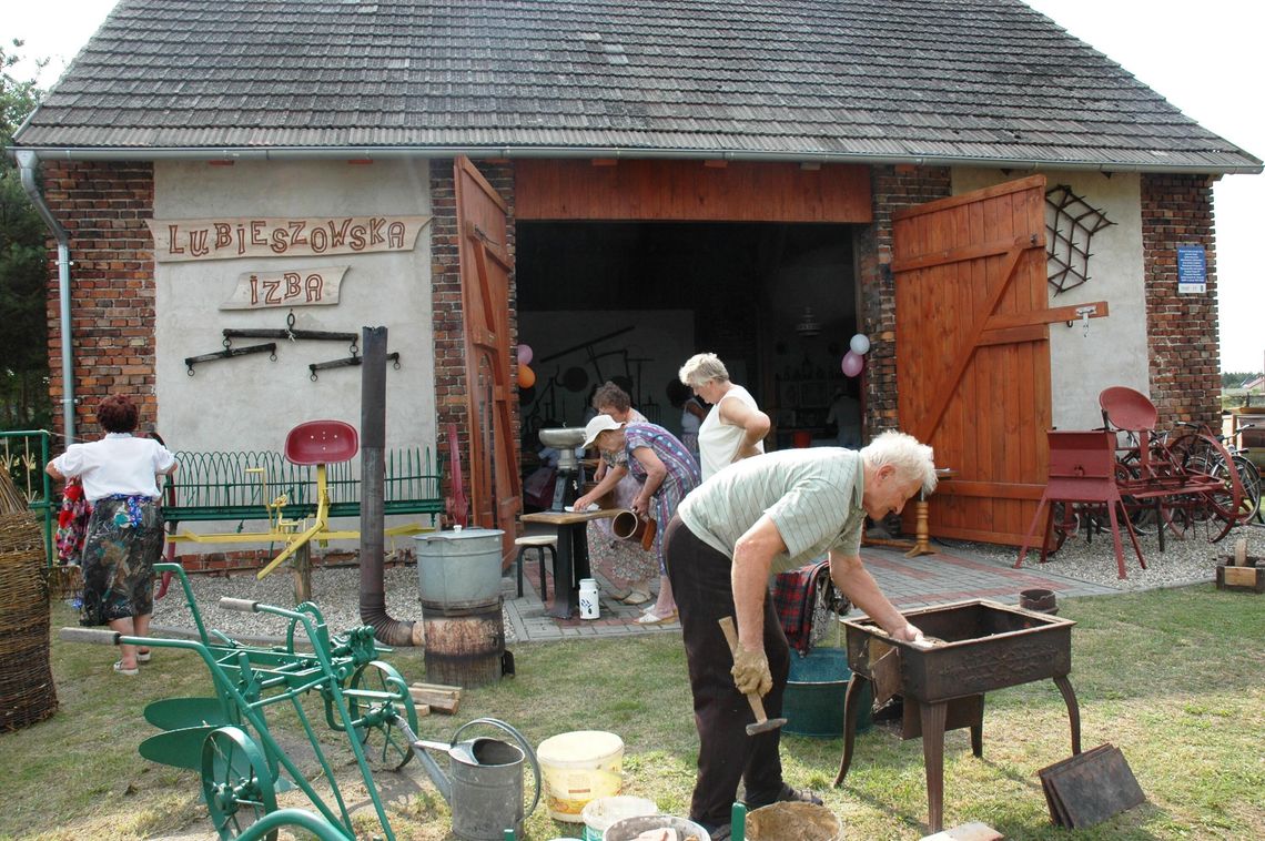 W starej stodole ocalają pamięć o dawnej wsi. Skansen Lubieszowska Izba z ważnym wyróżnieniem W starej stodole ocalają pamięć o dawnej wsi. Skansen Lubieszowska Izba z ważnym wyróżnieniem