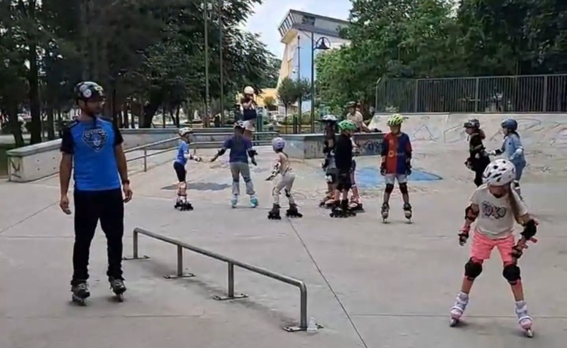 Skatepark w Śródmieściu tętni życiem. Wakacyjne warsztaty jazdy na rolkach Skatepark w Śródmieściu tętni życiem. Wakacyjne warsztaty jazdy na rolkach