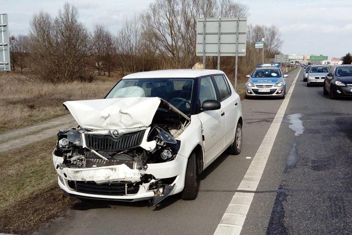 Skoda fabia wjechała w opla insignię. Kolizja na obwodnicy Kędzierzyna-Koźla