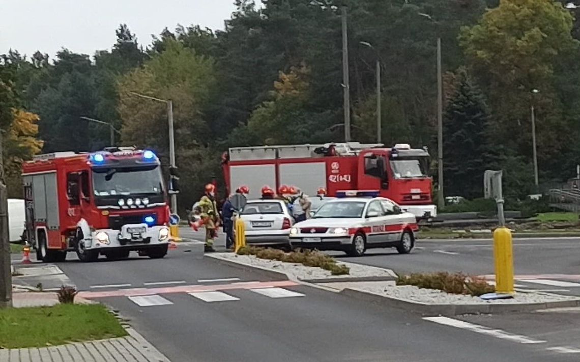 Skoda nie ustąpiła pierwszeństwa. Kolizja dwóch osobówek na skrzyżowaniu pod komendą policji