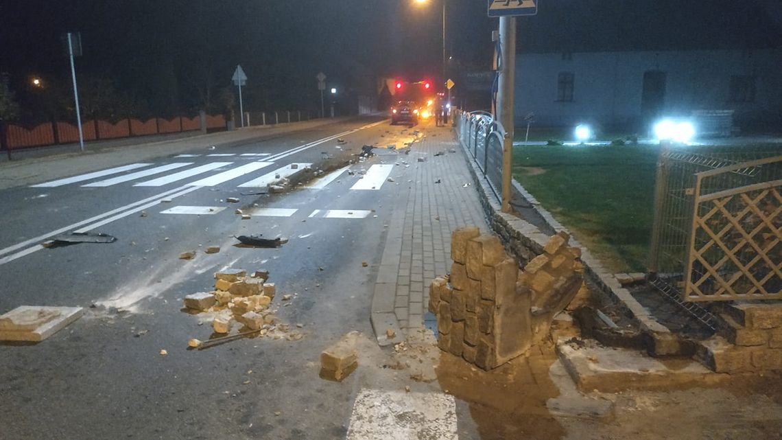 Skoda wjechała w kawałki betonu i cegieł na drodze krajowej. Policja szuka ciężarówki, która uszkodziła ogrodzenie