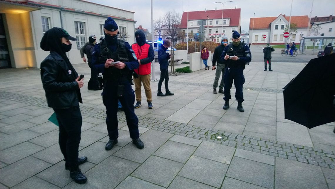 Skromny protest strajku kobiet w Kędzierzynie-Koźlu. Uczestników wylegitymowała policja. WIDEO