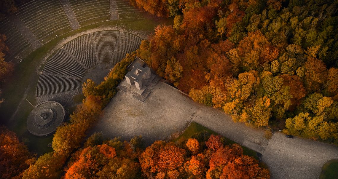 Śląscy Samorządowcy apelują o ratowanie amfiteatru na Górze Świętej Anny i Pomnika Czynu Powstańczego. "Coraz bardziej przypomina ruinę"