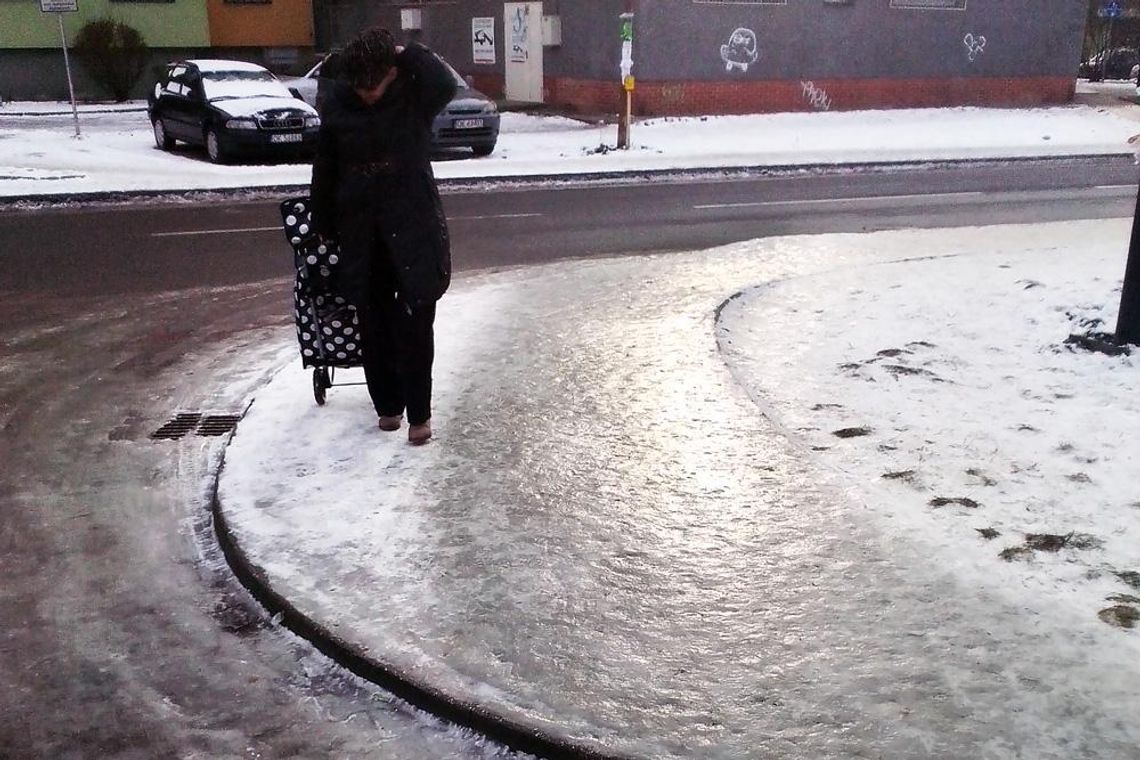 Ślizgawka na mieście. Uważajcie, żeby się nie połamać