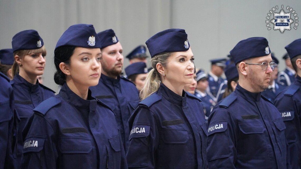 Ślubowali na sztandar. W szeregi Opolskiej Policji wstąpiło 55 nowych funkcjonariuszy. FOTO
