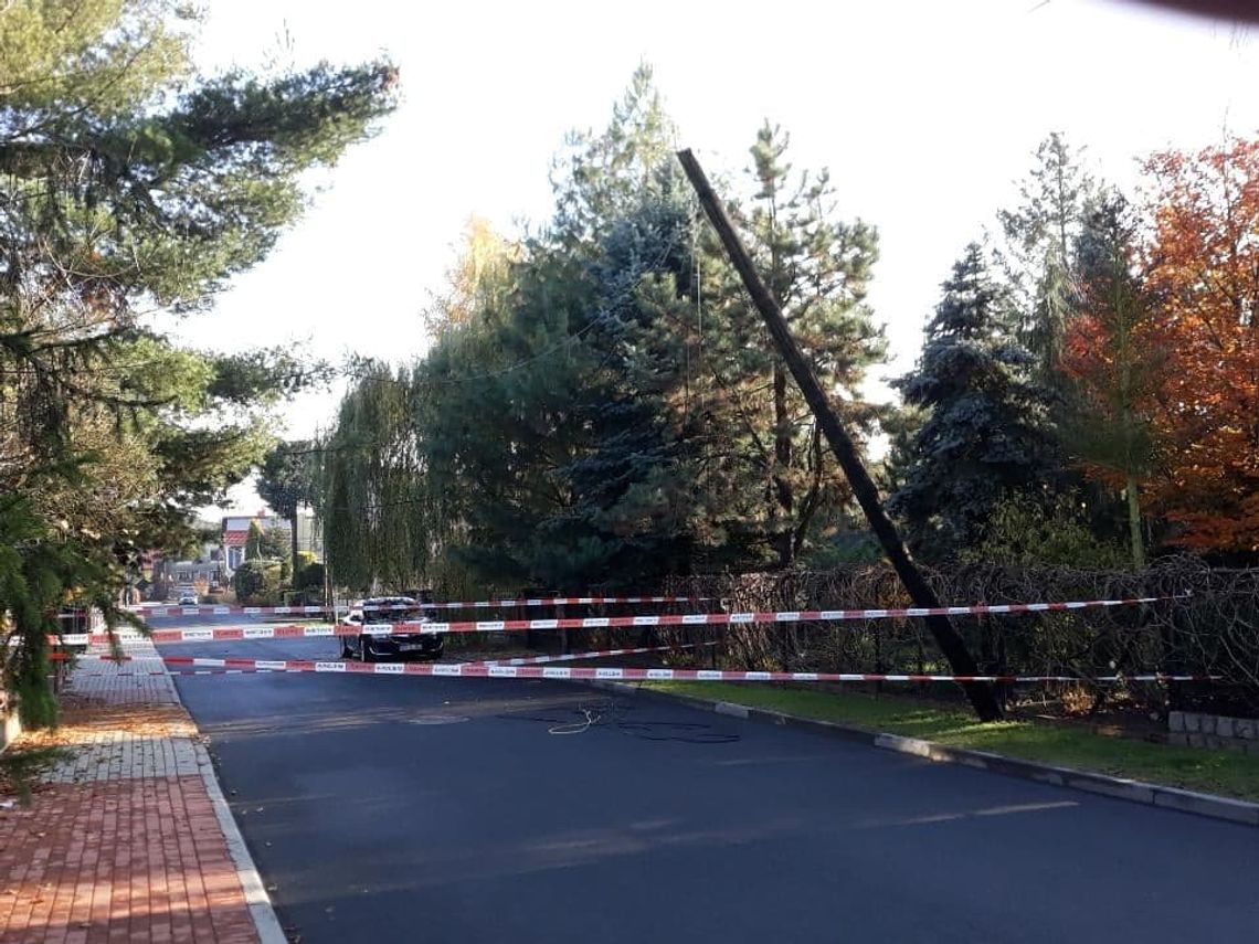 Słup telekomunikacyjny niebezpiecznie się przechylił. Straż miejska zamknęła część ulicy