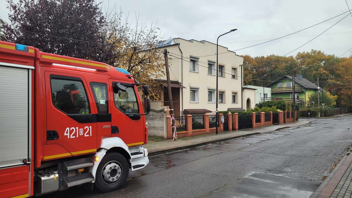 Słup telekomunikacyjny zagrażał przechodniom. Interwencja straży pożarnej na osiedlu Kuźniczka