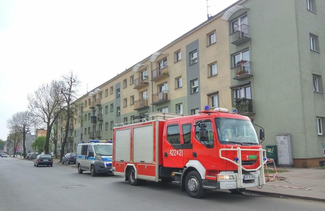 Służby interweniowały przy ulicy Piastowskiej. W mieszkaniu  zwłoki mężczyzny