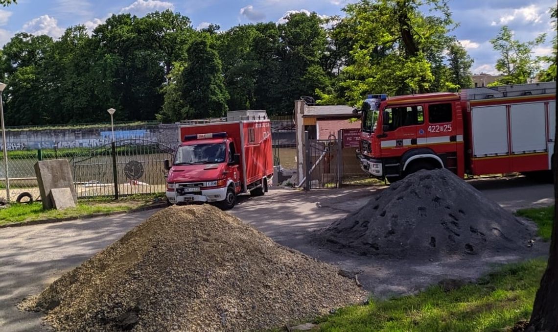 Służby jednak rozpoczęły poszukiwania na Odrze. Znaleziono dryfujący kajak