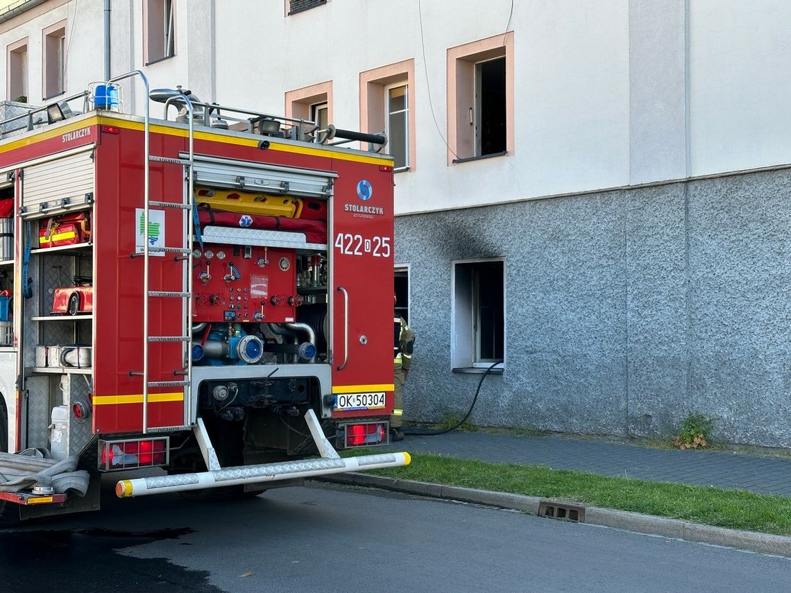 Służby ratunkowe interweniują na ulicy Targowej. Doszło do pożaru mieszkania