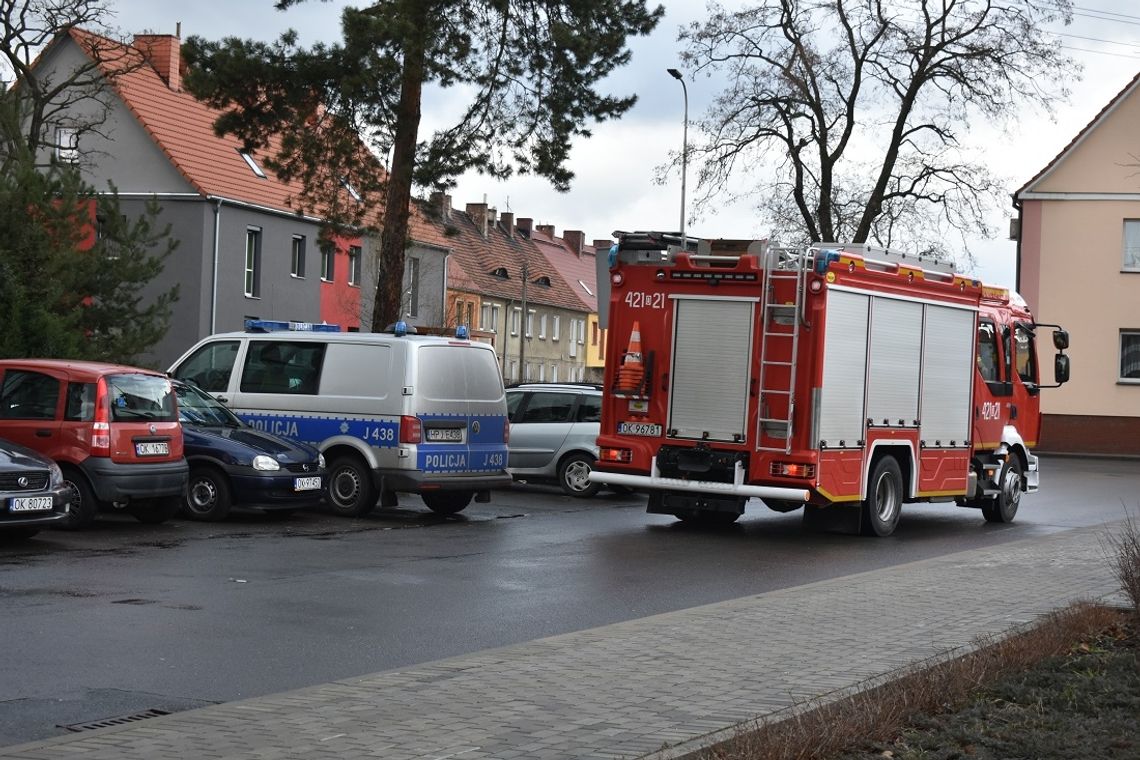 Służby ratunkowe wezwane do udzielenia pilnej pomocy. Otwarcie mieszkania na Pogorzelcu