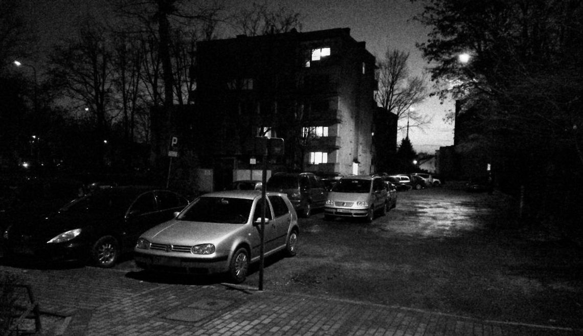 Śmierć na osiedlowym parkingu. 51-letni mężczyzna zmarł mimo akcji reanimacyjnej