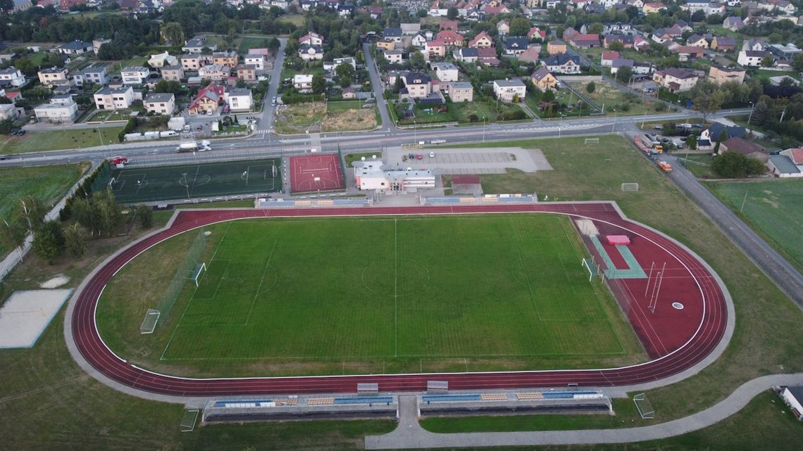 Śmigłowce LPR przeniosą się na stadion. Tymczasowe lądowisko w Reńskiej Wsi Śmigłowce LPR przeniosą się na stadion. Tymczasowe lądowisko w Reńskiej Wsi