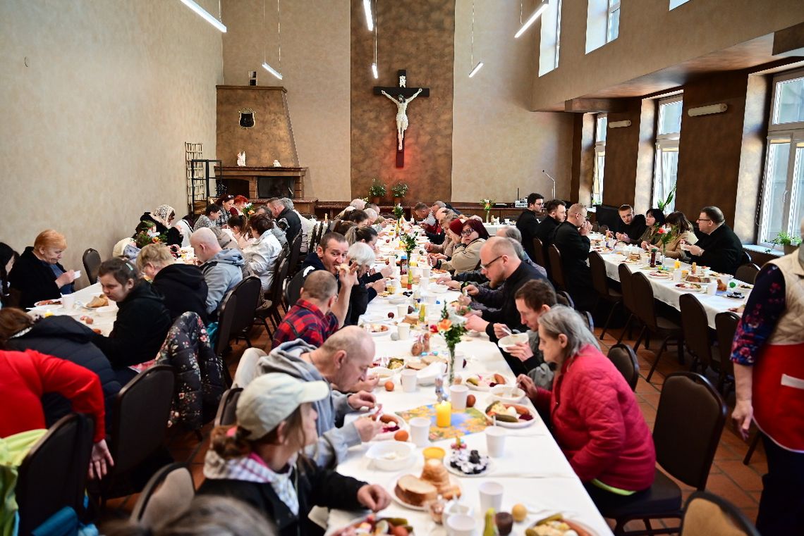 Śniadanie wielkanocne dla potrzebujących. Sztuka dzielenia się dobrem w parafii św. Eugeniusza de Mazenoda Śniadanie wielkanocne dla potrzebujących. Sztuka dzielenia się dobrem w parafii św. Eugeniusza de Mazenoda