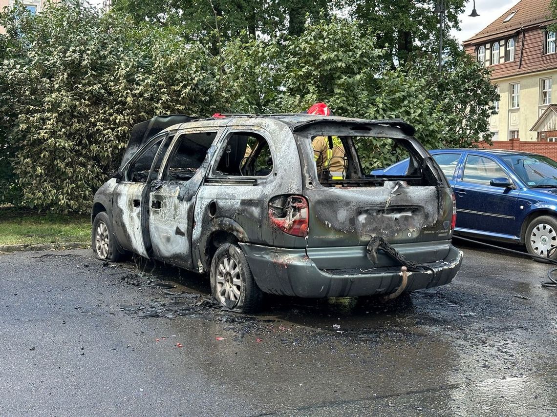 Porzucony i spalony chrysler wciąż straszy na parkingu przy Odrze. Co stanie się z pojazdem?