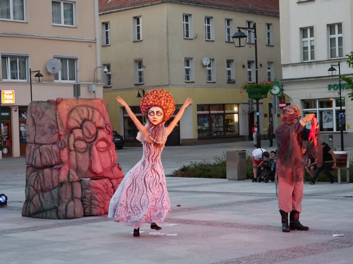 Spektakl teatru ulicznego i taniec ognia na zakończenie Targów Książki nad Odrą. FOTO. WIDEO