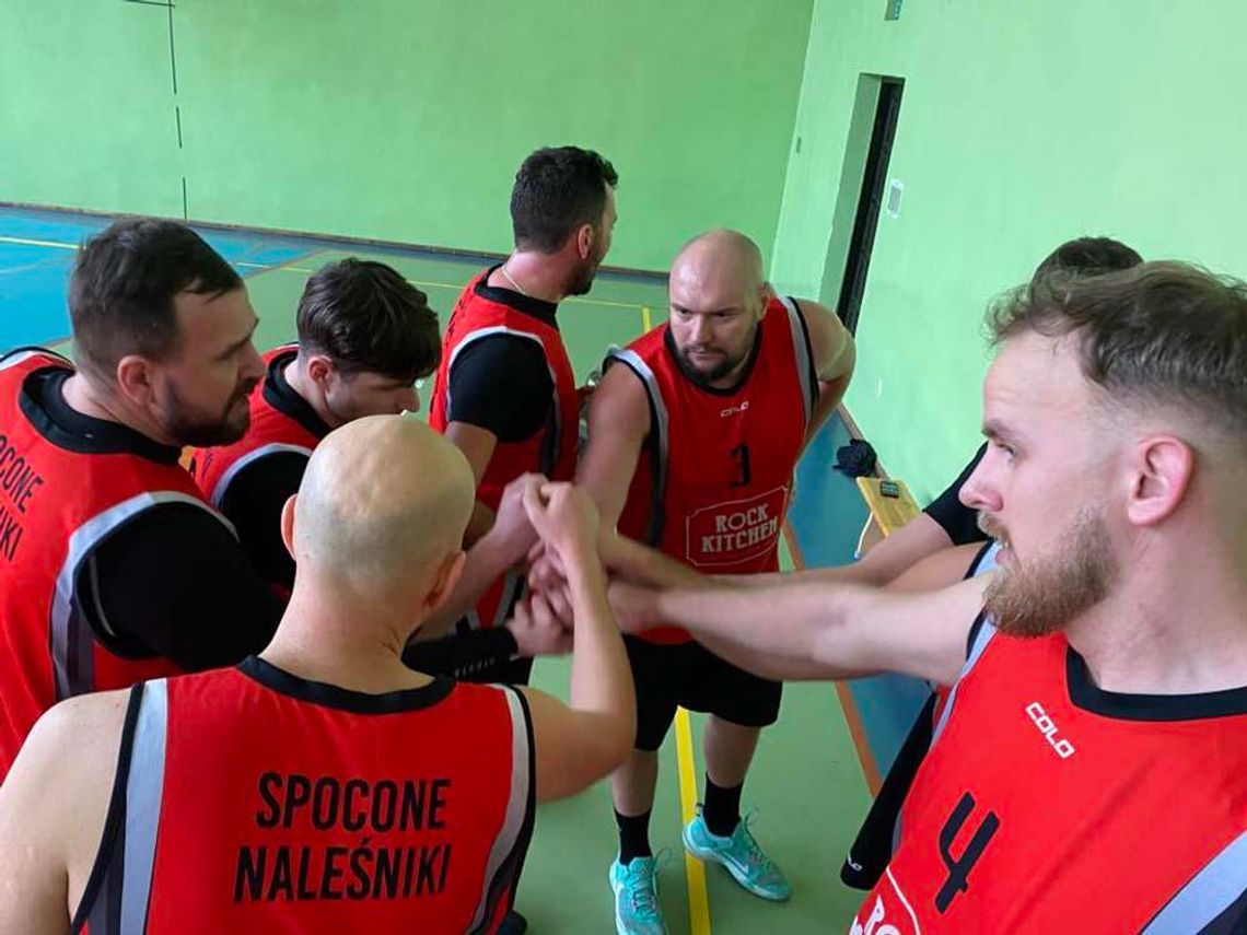 Spocone Naleśniki Rock Kitchen kontra Delfiny. Przed nami finał Mistrzostw Miasta Amatorów w Koszykówce