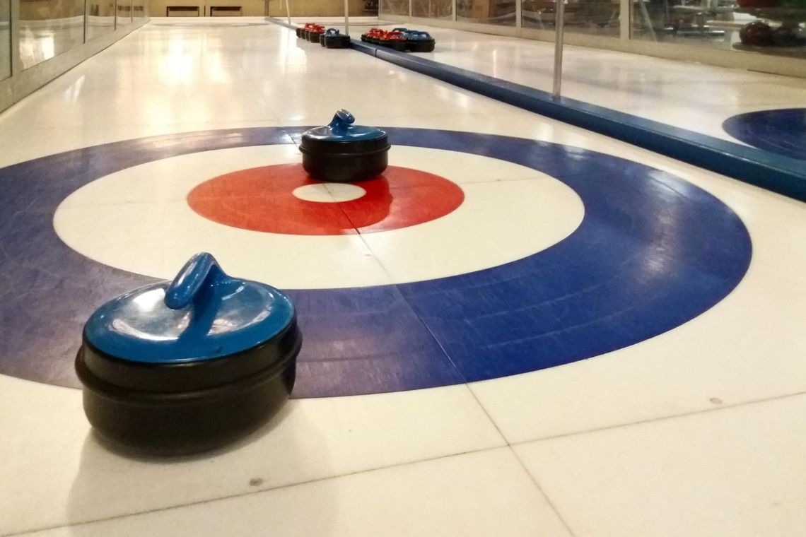 Sportowe klasyki w dmuchanym wydaniu – jak curling i tenis mogą odmienić Twój event? Sportowe klasyki w dmuchanym wydaniu – jak curling i tenis mogą odmienić Twój event?