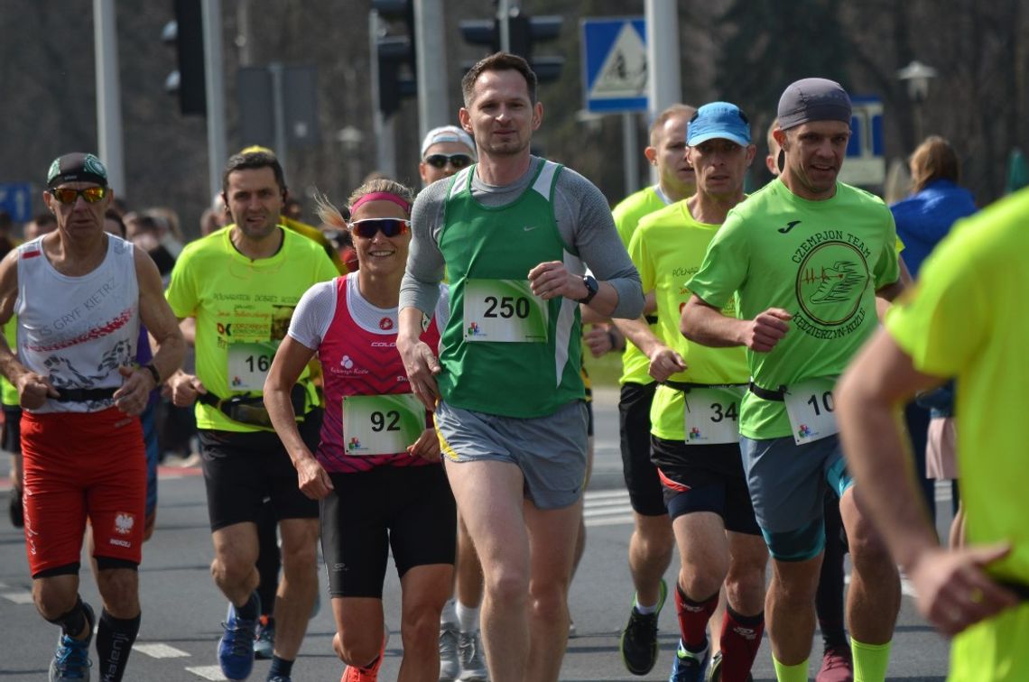 Sportowe wspomnienie Jana Bułkowskiego. Biegacze rywalizowali w Śródmieściu. FOTOREPORTAŻ