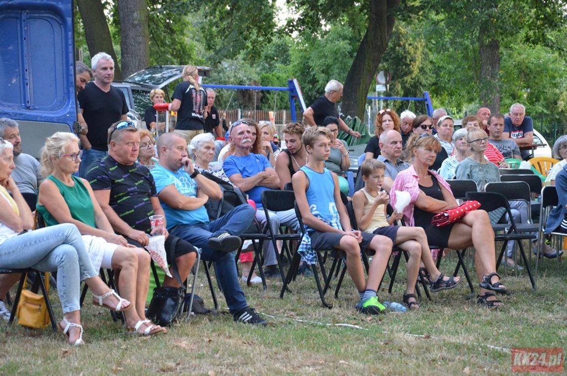 Spotkanie z historią i filmem na osiedlu Zachód. Za nami kolejne "Kino pod Dębem". ZDJĘCIA