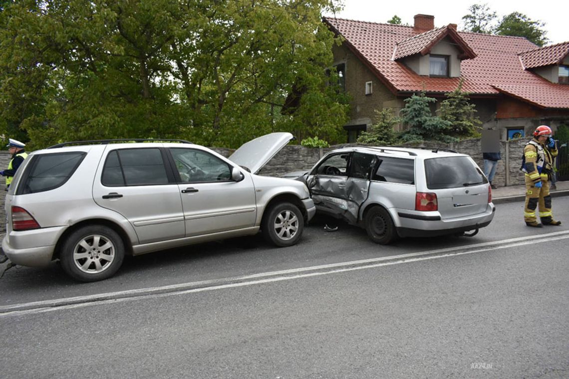 Sprawca kolizji na drodze krajowej wydmuchał blisko półtora promila. Wjechał w mercedesa z lawetą