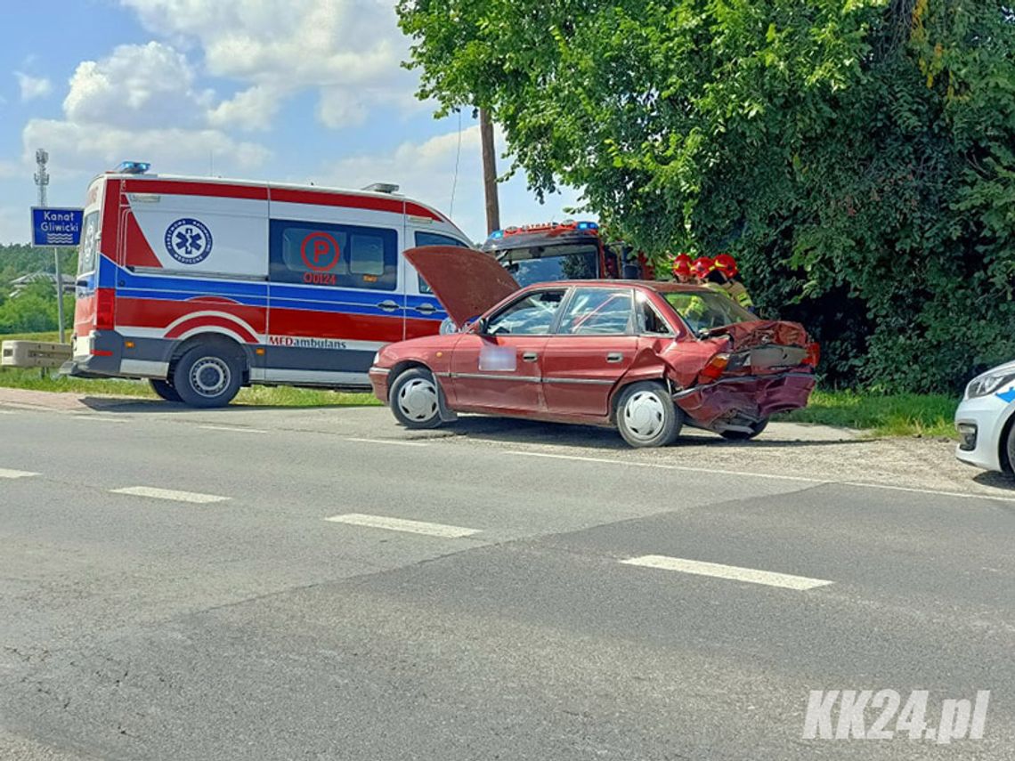 Sprawcy wypadku w Blachowni porzucili auto przy komendzie i uciekli do lasu