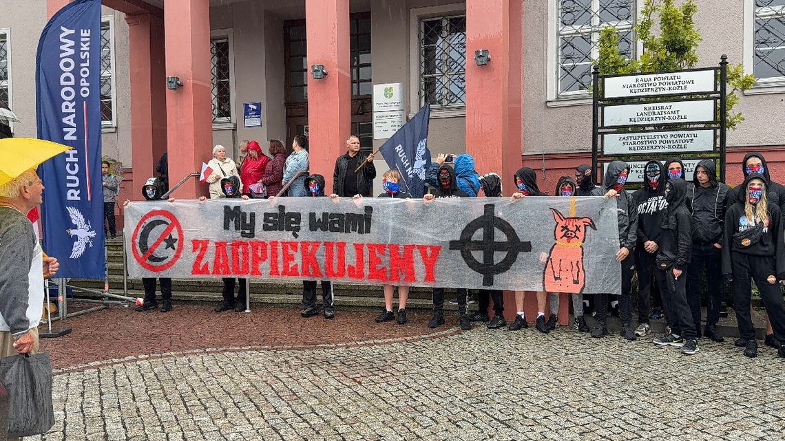 Sprzeciw wobec ośrodków dla nielegalnych imigrantów. Narodowcy i Młodzież Wszechpolska zorganizowali marsz w Kędzierzynie-Koźlu