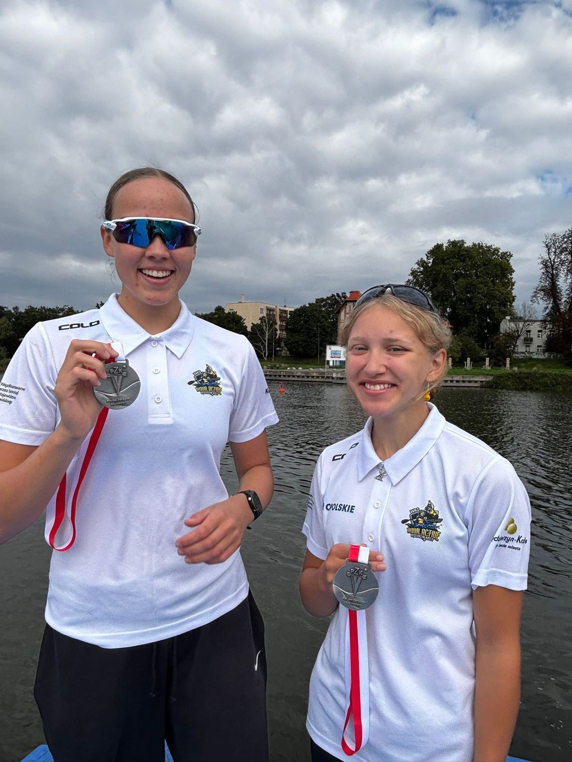 Srebrny sukces kajakarek z Kędzierzyna-Koźla na Mistrzostwach Polski – młode zawodniczki AQUA Active z medalami