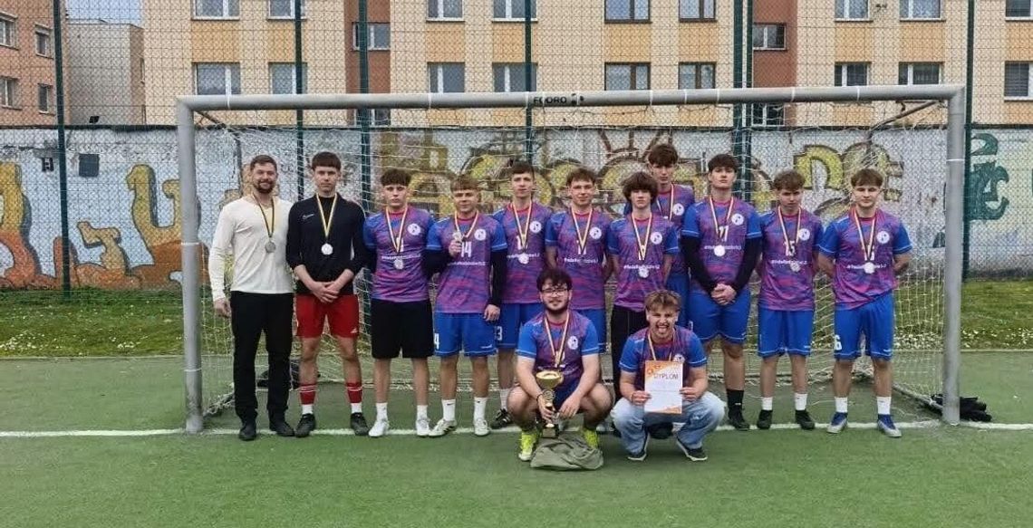 Srebro dla piłkarzy z „Sienkiewicza”. Wywalczyli wicemistrzostwo województwa!