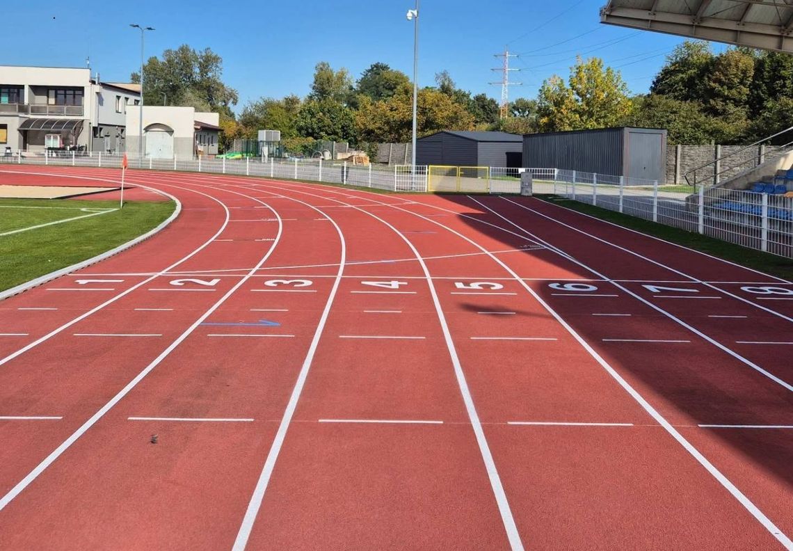 Stadion Kuźniczka z odświeżoną bieżnią. Odmalowano linie i oznaczenia torów Stadion Kuźniczka z odświeżoną bieżnią. Odmalowano linie i oznaczenia torów