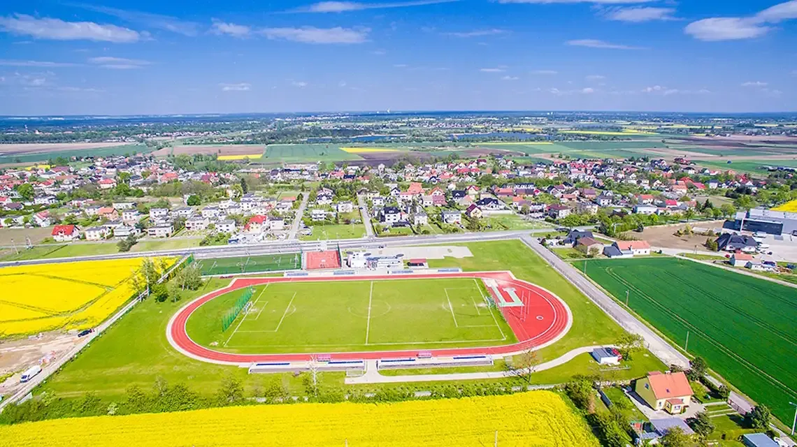 Stadion w Reńskiej Wsi czeka modernizacja. Ogłoszono przetarg Stadion w Reńskiej Wsi czeka modernizacja. Ogłoszono przetarg