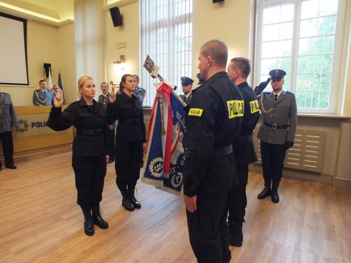 Starosta powiatu odebrała odznaczenie podczas uroczystego ślubowania nowych policjantów