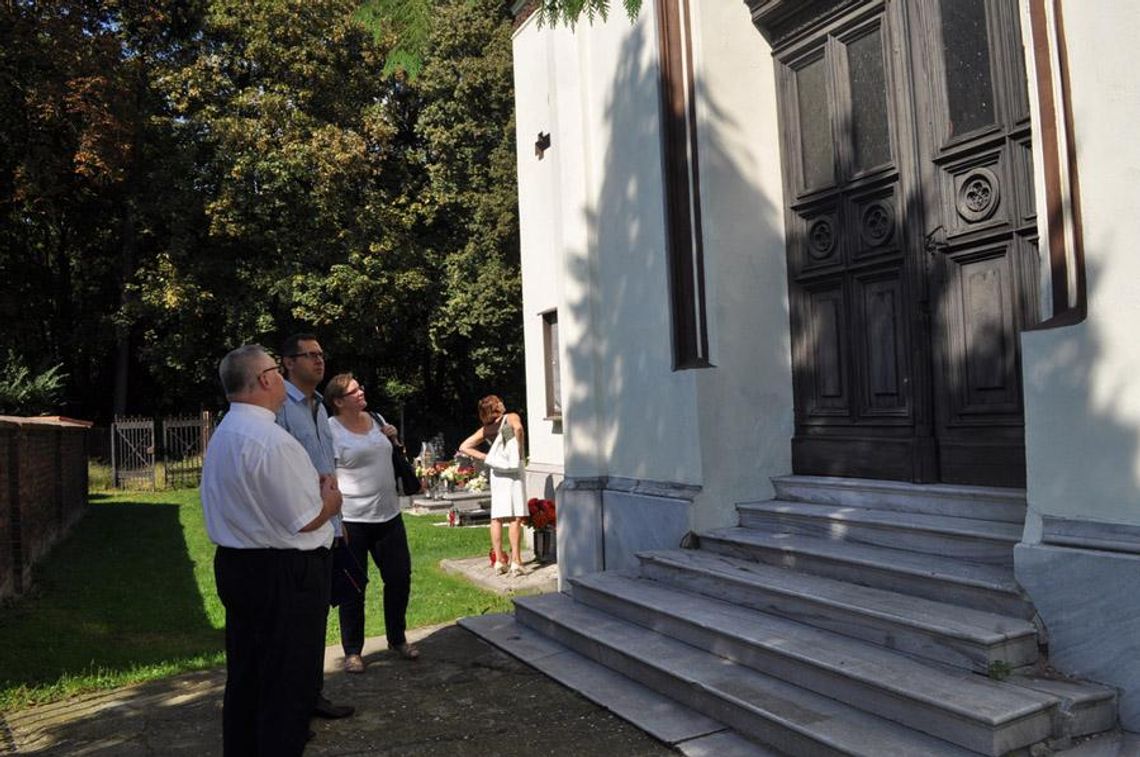 Starostwo pomogło w remoncie dachu grobowca rodziny Reibnitzów w Miejscu Odrzańskim