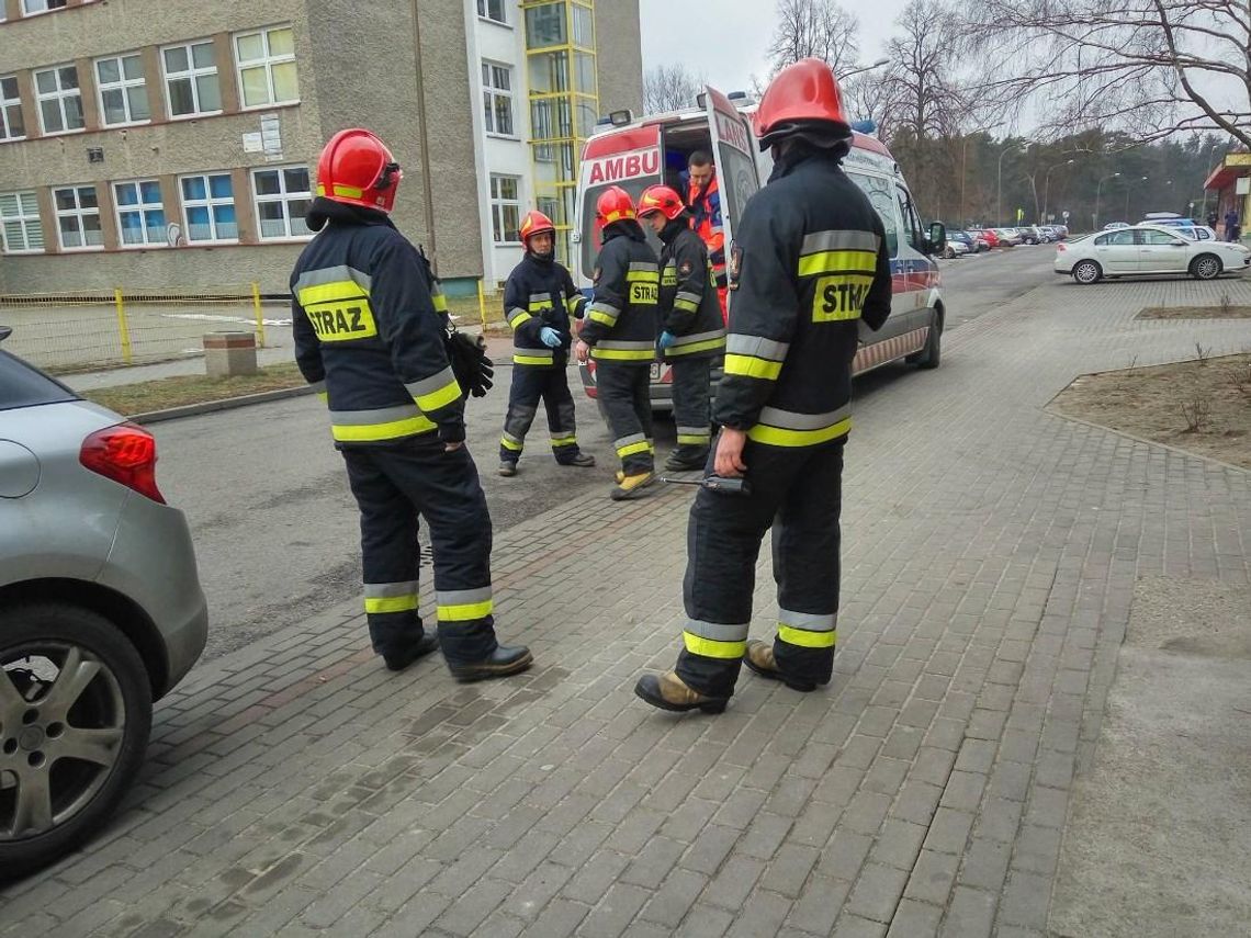 Starsza kobieta przewróciła się w mieszkaniu i nie umiała wstać. Interweniowali strażacy