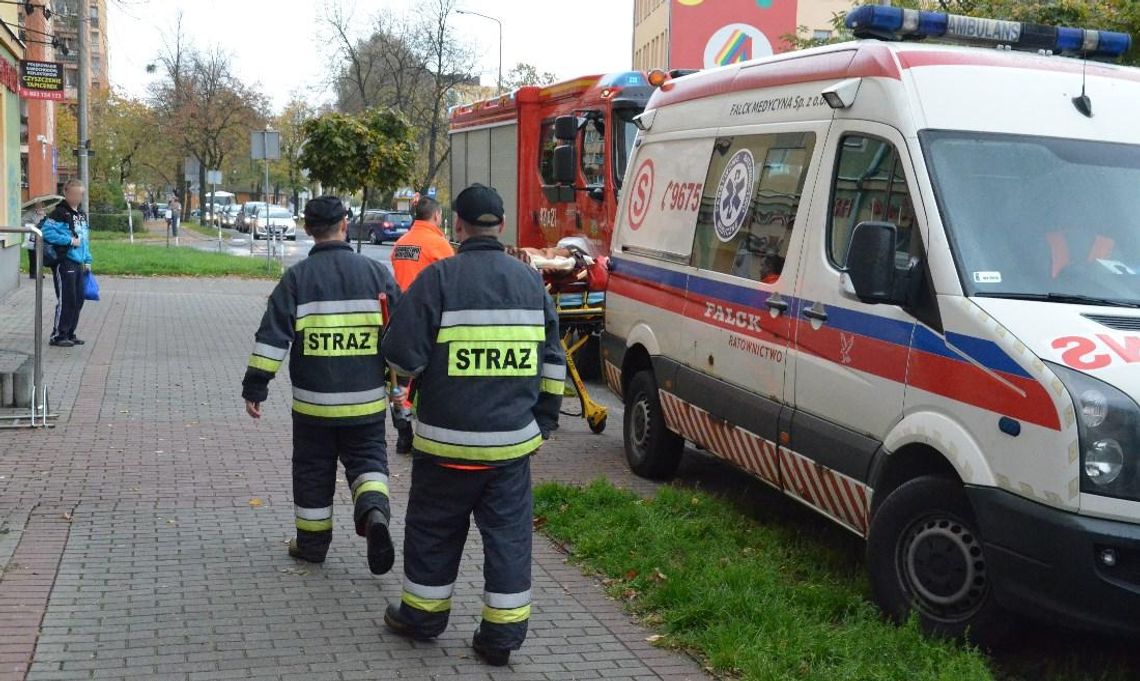 Starsza pani potrzebowała pomocy. Interwencja służb ratunkowych w bloku przy ulicy Damrota