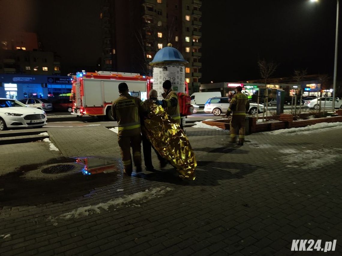 Starszy mężczyzna błąkał się po mieście bez buta. Zareagowali świadkowie, którzy wezwali pomoc