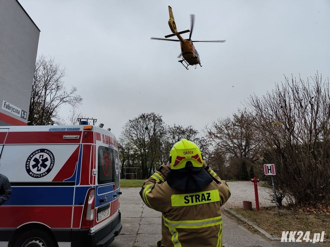 Starszy mężczyzna zasłabł w mieszkaniu. Do pomocy ruszyli strażacy i śmigłowiec medyczny