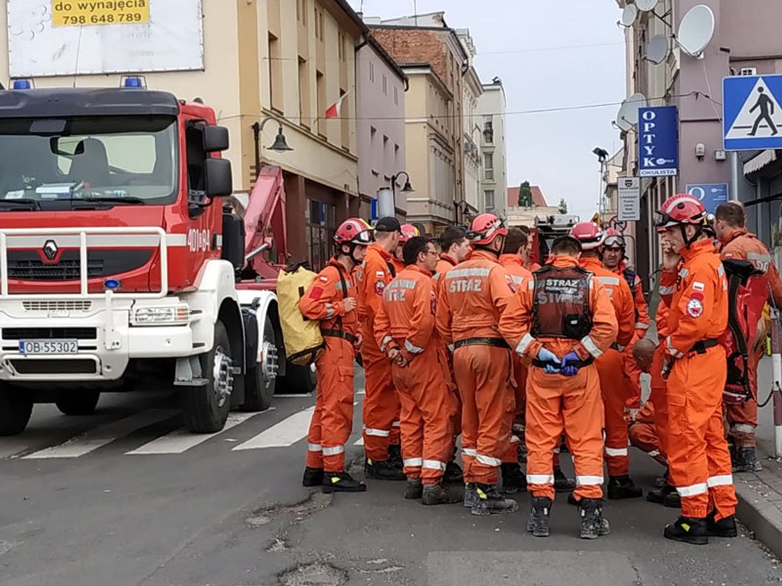 Strażacy cały czas przeszukują kamienicę zniszczoną przez wybuch i pożar. Na razie nikogo nie znaleźli