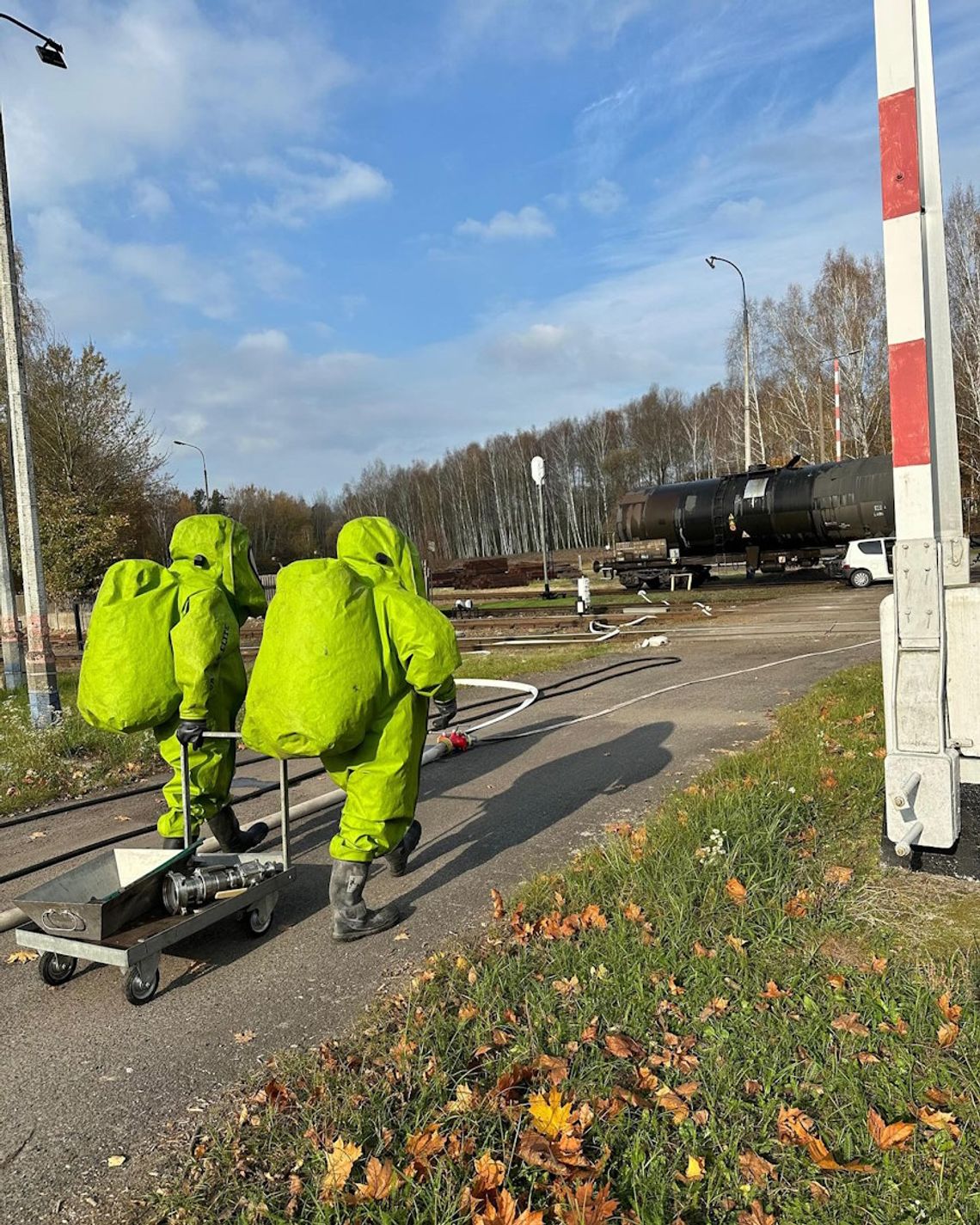 Strażacy ćwiczyli w Blachowni. Scenariusz zakładał wypadek i rozszczelnienie cysterny z kwasem siarkowym